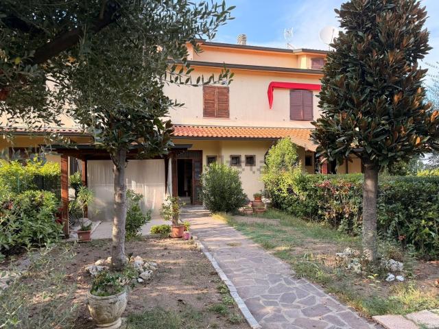 Villetta a schiera in vendita di 260 m² in Via Nord Piccinini