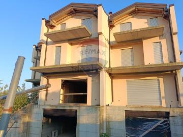 Villetta a schiera in vendita di 260 m² in Via Perilli, 34