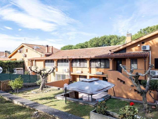 Villetta a schiera in vendita di 265 m² in Via Del fosso di Fioranello