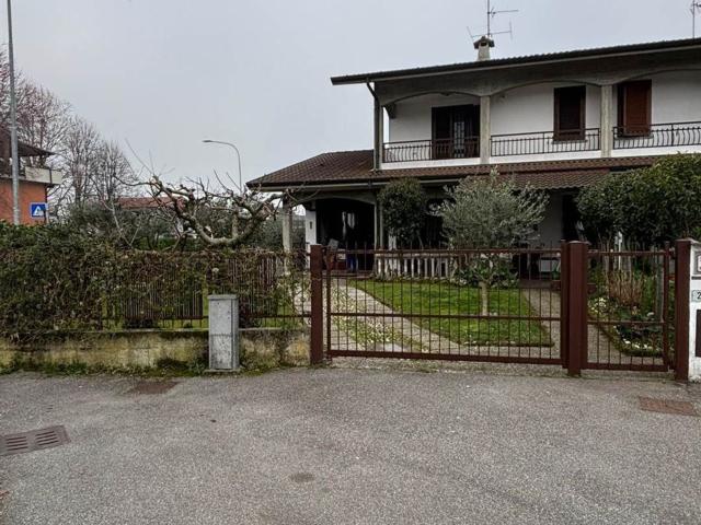 Villetta a schiera in vendita di 268 m² in Via Aldo Moro, 2