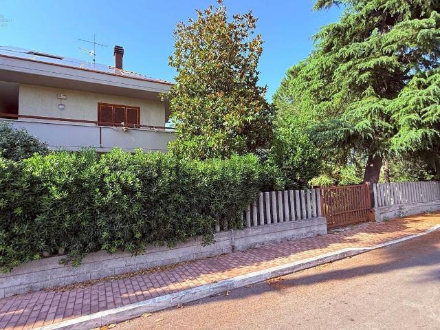 Villetta a schiera in vendita di 270 m² in Via dei Melograni, 14
