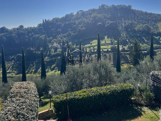 Villetta a schiera in vendita di 270 m² in Via del Ceppo