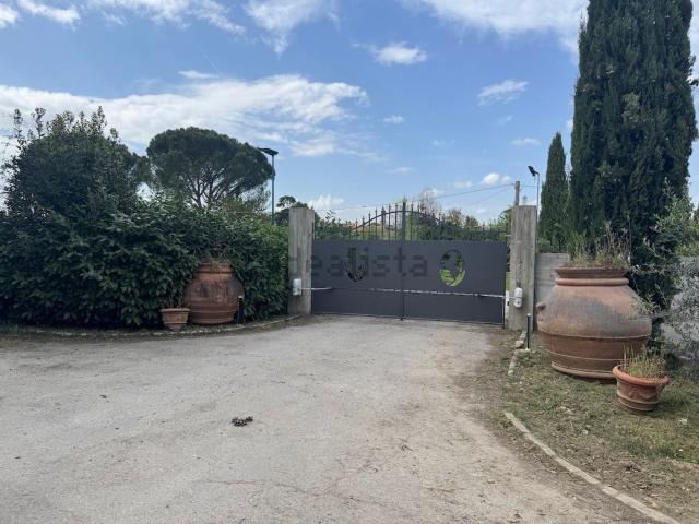 Villetta a schiera in vendita di 270 m² in Via della Villa Cedri