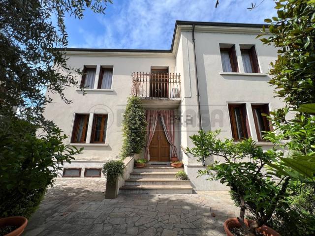 Villetta a schiera in vendita di 270 m² in Via F. Crispi, 15