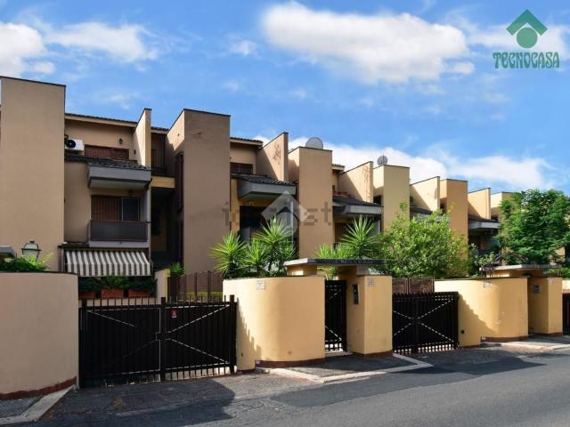 Villetta a schiera in vendita di 270 m² in Via Oppido Mamertina, 26