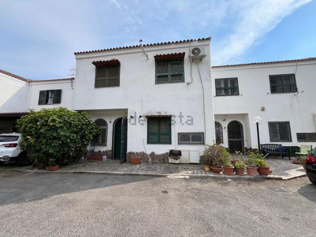 Villetta a schiera in vendita di 270 m² in Via Monterusso, 73