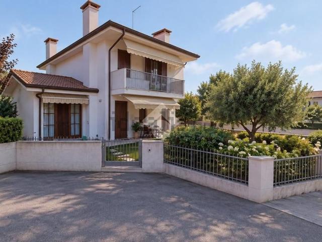 Villetta a schiera in vendita di 270 m² in Borgo Sant&apos Andrea