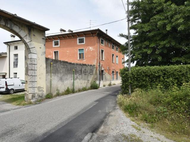 Villetta a schiera in vendita di 275 m² in Via Lazio, 12