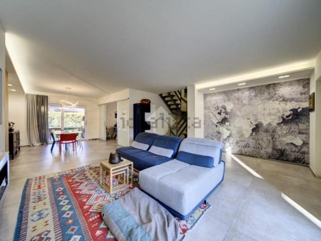 Villetta a schiera in vendita di 275 m² in Corso Laghi, 81