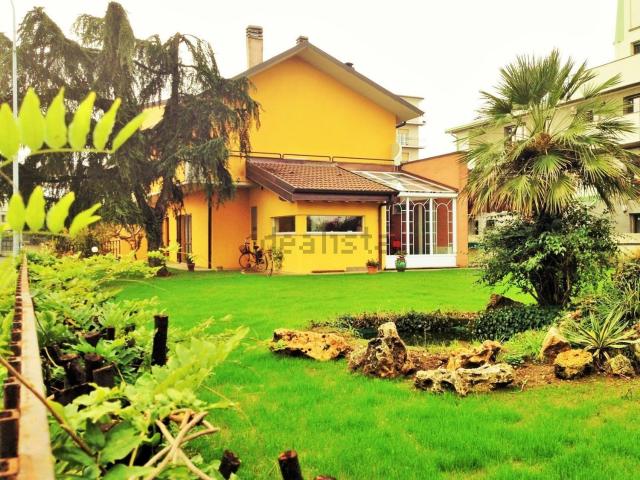 Villetta a schiera in vendita di 276 m² in Via Gerola