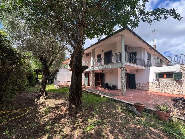 Villetta a schiera in vendita di 280 m² in Via delle Capannelle, 136