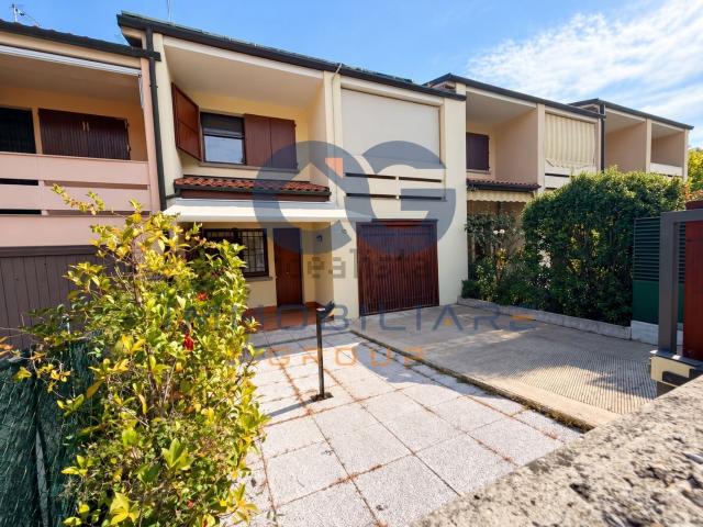 Villetta a schiera in vendita di 280 m² in Via François Mitterrand, 13