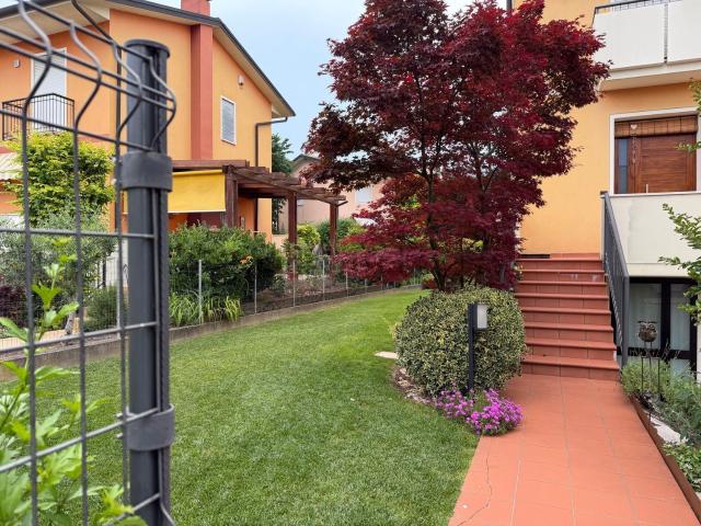 Villetta a schiera in vendita di 280 m² in Via Raffaello