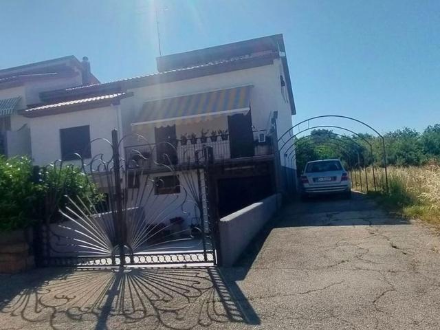 Villetta a schiera in vendita di 280 m² in Viale Enrico Berlinguer, 30