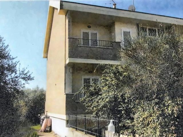 Villetta a schiera in vendita di 284 m² in Via Pietro Nenni, 56