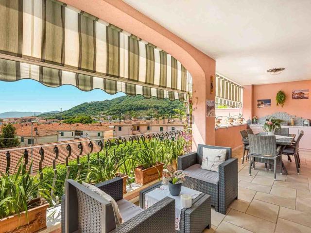 Villetta a schiera in vendita di 286 m² in Via Avenza, 53