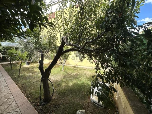 Villetta a schiera in vendita di 289 m² in Via Grazia Deledda, 34