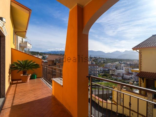 Villetta a schiera in vendita di 290 m² in Via G. Pezzotti, 27