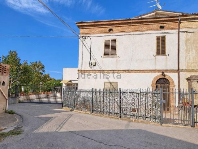 Villetta a schiera in vendita di 290 m² in Contrada Villa Andreoli, 322
