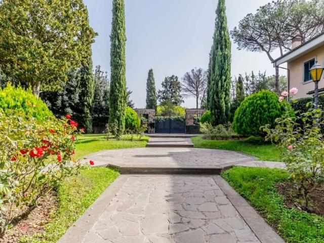 Villetta a schiera in vendita di 295 m² in Via Erode Attico
