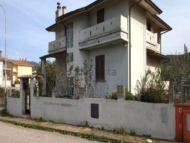 Villetta a schiera in vendita di 296 m² in Via Umberto I