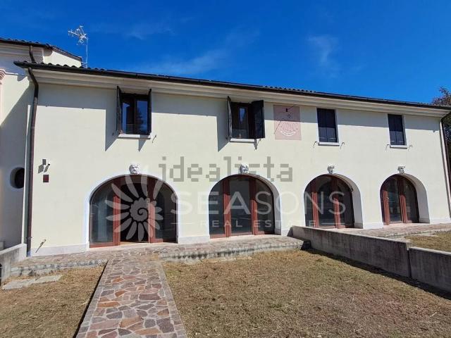 Villetta bifamiliare in vendita di 300 m²