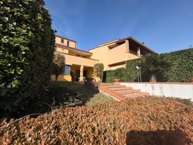 Villetta a schiera in vendita di 300 m² in Via Capasso Torre di Caprara