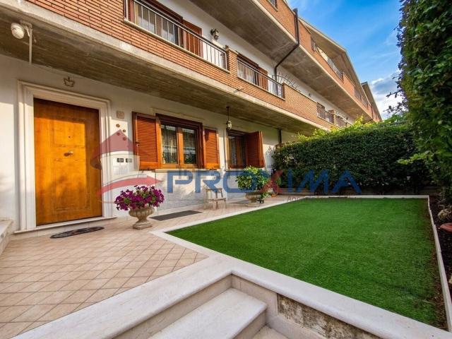 Villetta a schiera in vendita di 300 m² in Via Avezzano