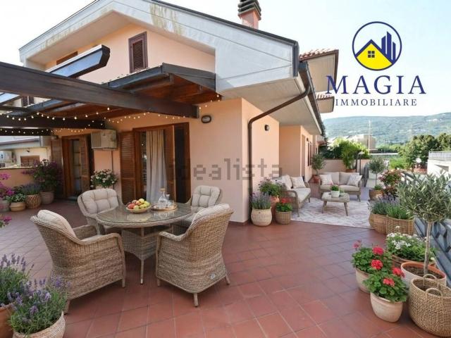 Villetta a schiera in vendita di 300 m² in Via dei Gelsomini, 105