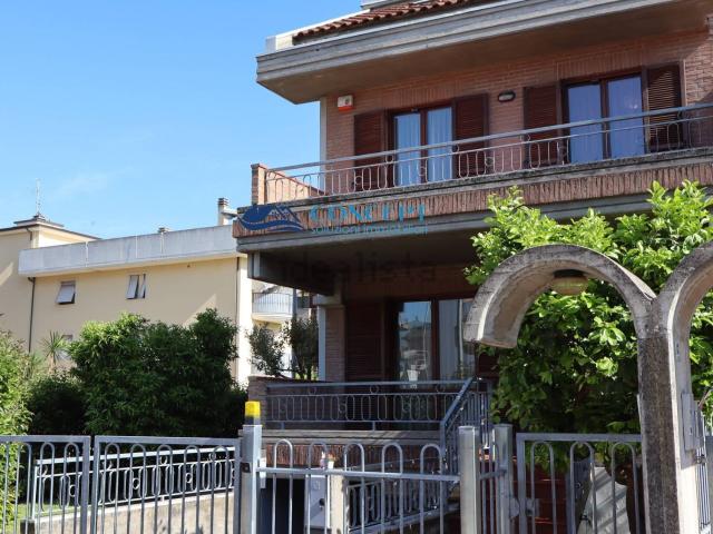 Villetta a schiera in vendita di 300 m² in Via Liri