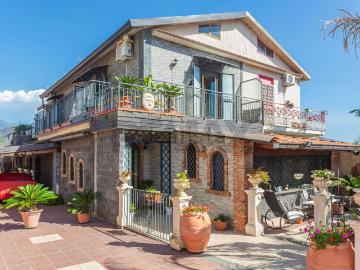 Villetta a schiera in vendita di 302 m² in Via Andrea Mantegna, 19