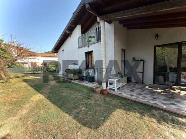 Villetta bifamiliare in vendita di 304 m² in Via Giosuè Carducci, 20
