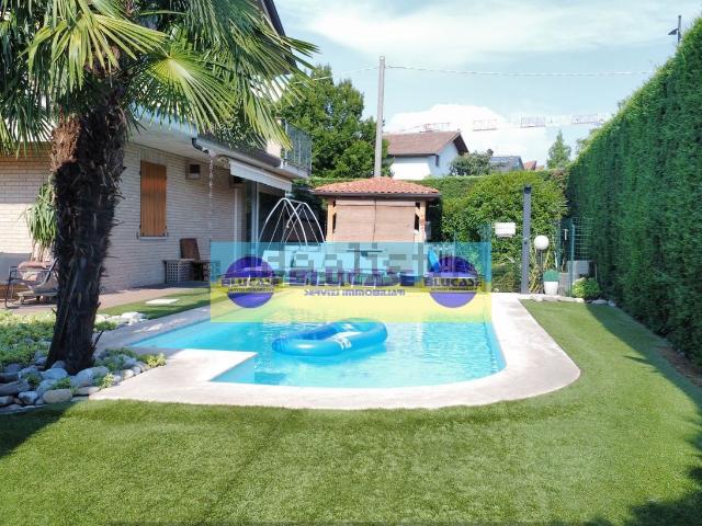 Villetta a schiera in vendita di 304 m² in Via Don Giulio Carminati