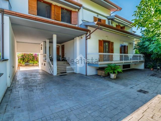 Villetta a schiera in vendita di 314 m² in Via Sermonetana, 141