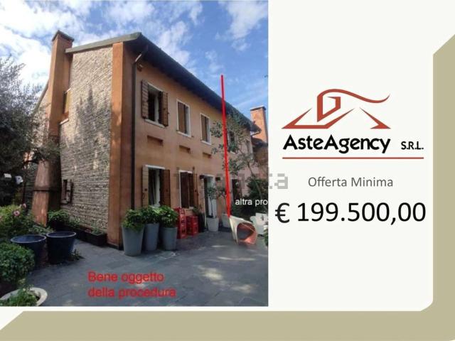 Villetta a schiera in vendita di 318 m² in Via Guizze, 1