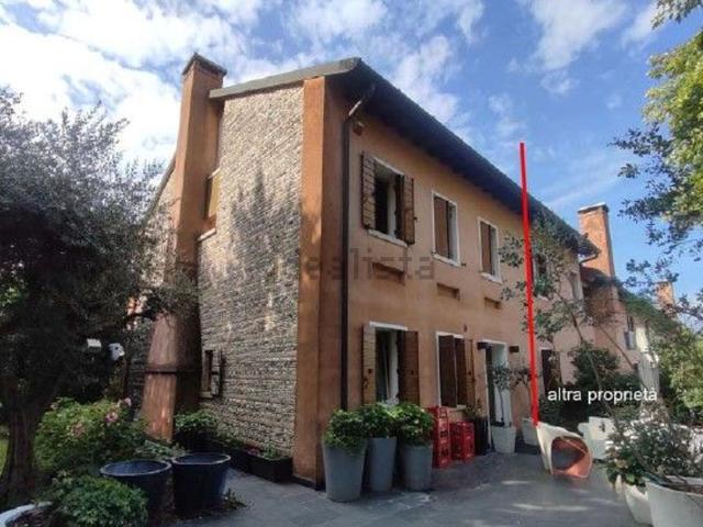 Villetta a schiera in vendita di 318 m² in Via Guizze, 41