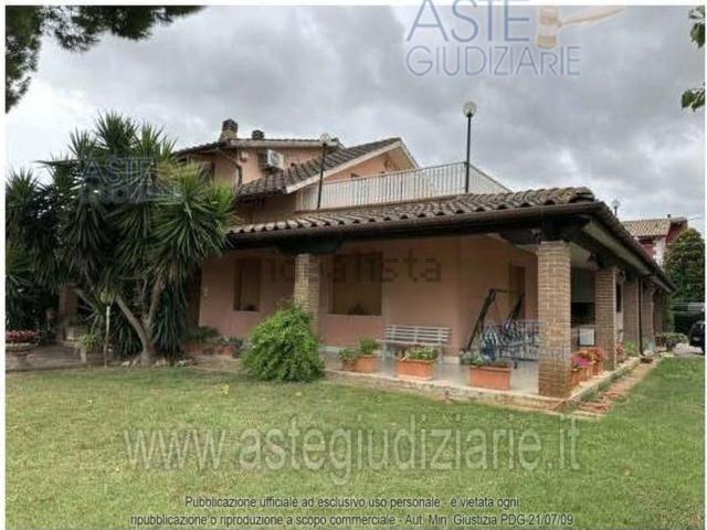 Villetta a schiera in vendita di 319 m² in Via Giosuè Carducci, 40