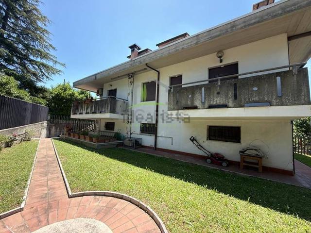 Villetta a schiera in vendita di 320 m² in Via delle Begonie, 22
