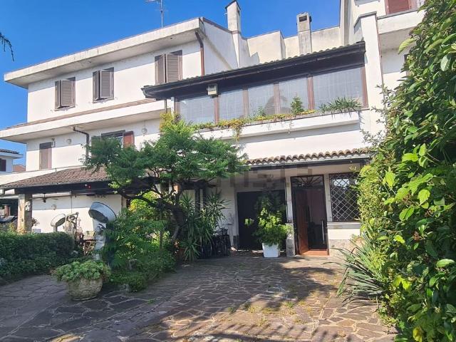Villetta a schiera in vendita di 325 m² in Via Fratelli Cervi, 21