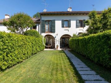 Villetta a schiera in vendita di 332 m² in Via Castello, 73