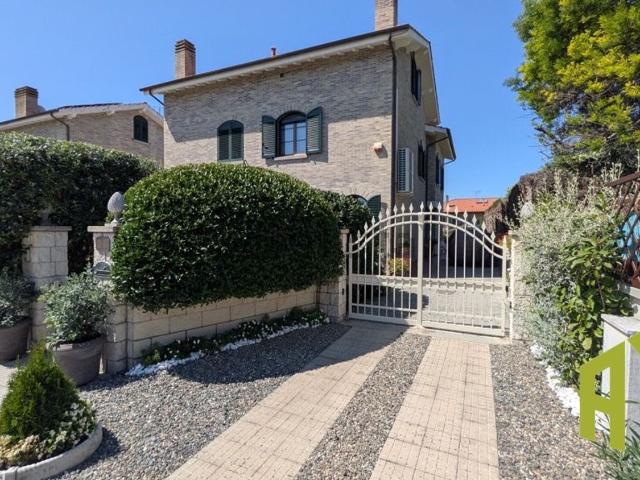 Villetta a schiera in vendita di 340 m² in Via del Volontariato, 26