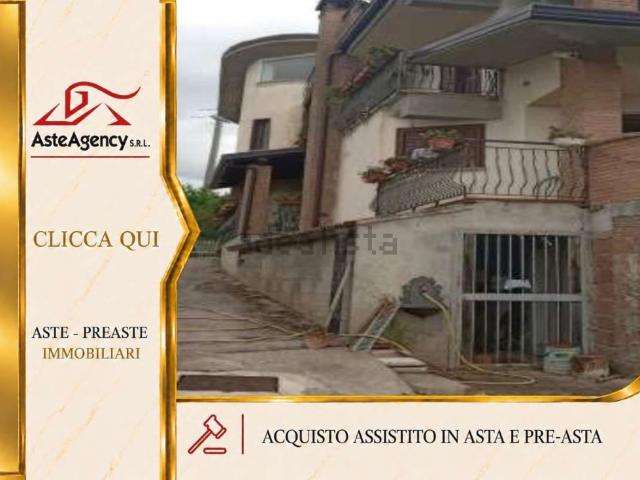 Villetta a schiera in vendita di 342 m² in Strada Montagna, 2