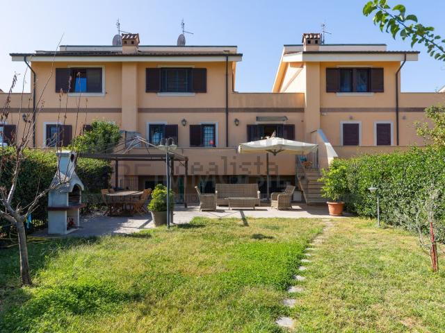 Villetta a schiera in vendita di 350 m² in Via Bernardino Alimena