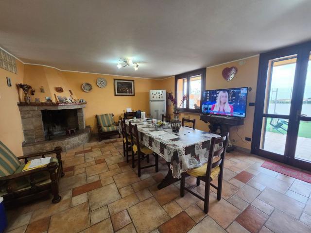 Villetta a schiera in vendita di 350 m² in Via Enrico Berlinguer