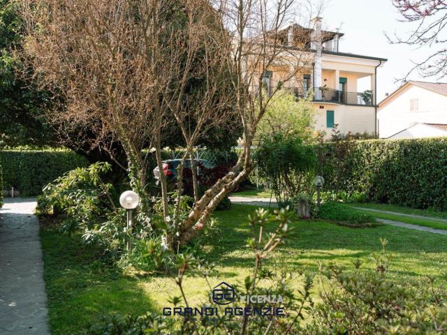 Villetta a schiera in vendita di 352 m² in Via Almerigo Girotto, 33