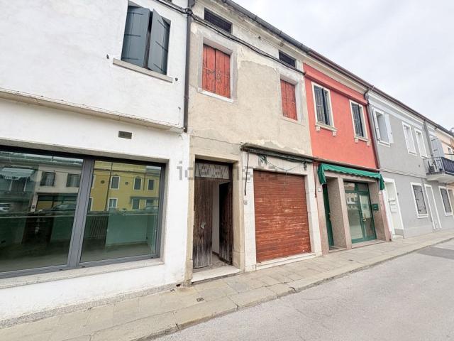 Villetta a schiera in vendita di 364 m² in Via Terme, 25
