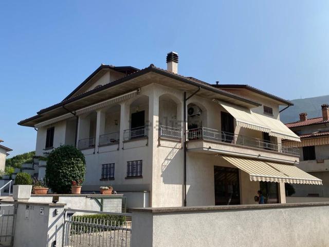 Villetta a schiera in vendita di 372 m² in Via delle Regioni, 38
