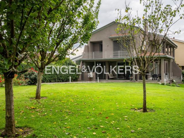 Villetta a schiera in vendita di 377 m² in Via Salaiola