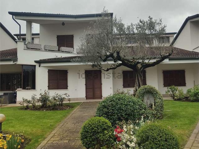 Villetta a schiera in vendita di 380 m² in Piazza V. Veneto, 17
