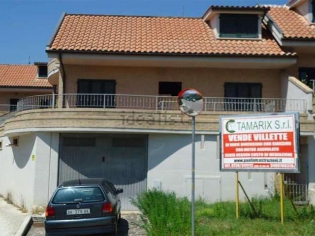 Villetta a schiera in vendita di 395 m² in Via Delle Begonie